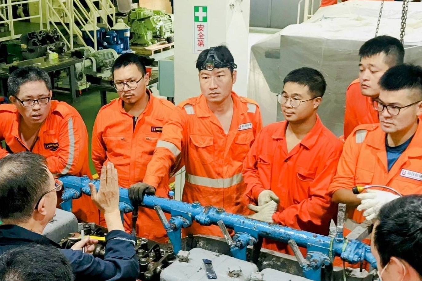 海大輪機實習工廠能學習到船上各種機械的運作與維修(左四為本次榜首于孝群)