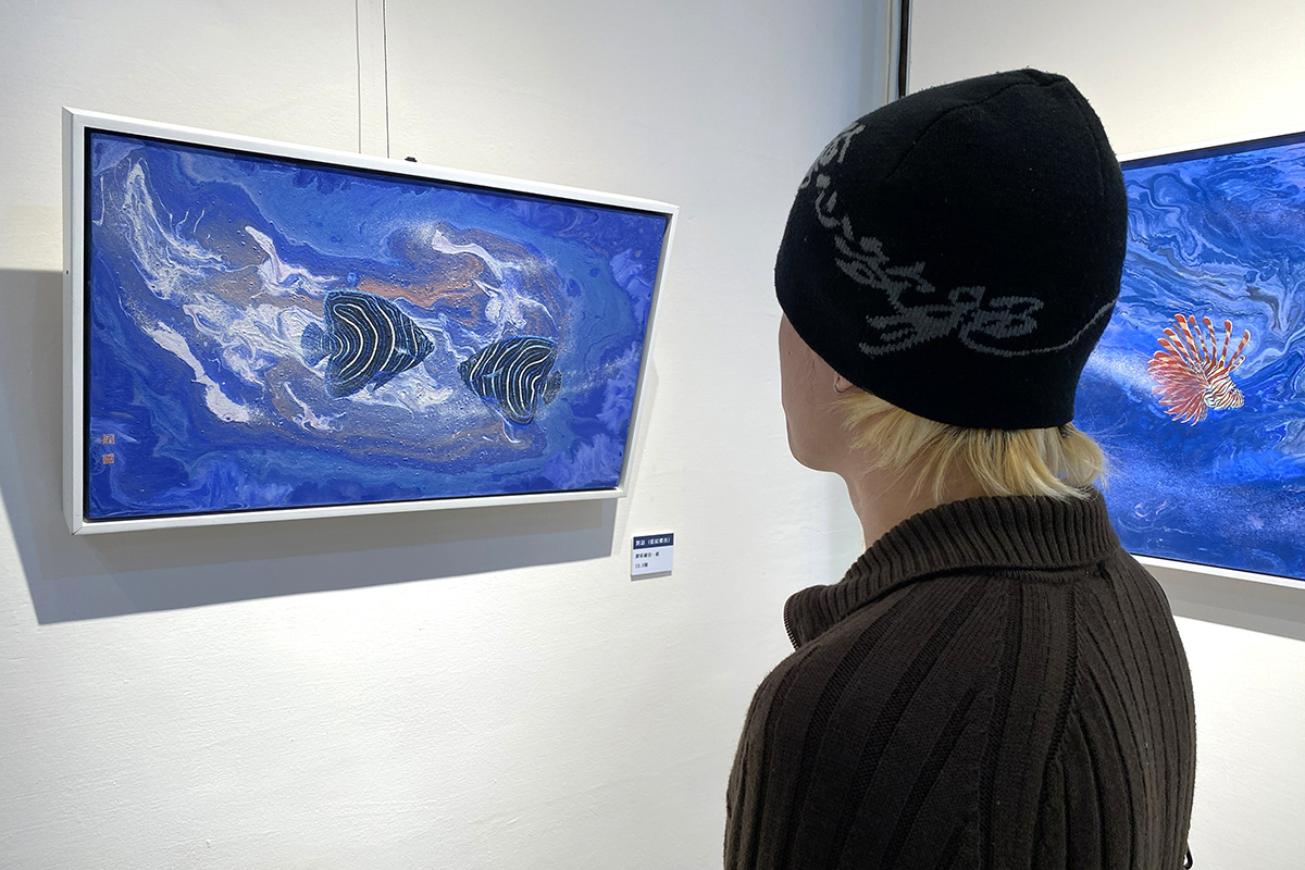 藝術家羅尊個展《大海漫遊》展現膠彩工藝美學。