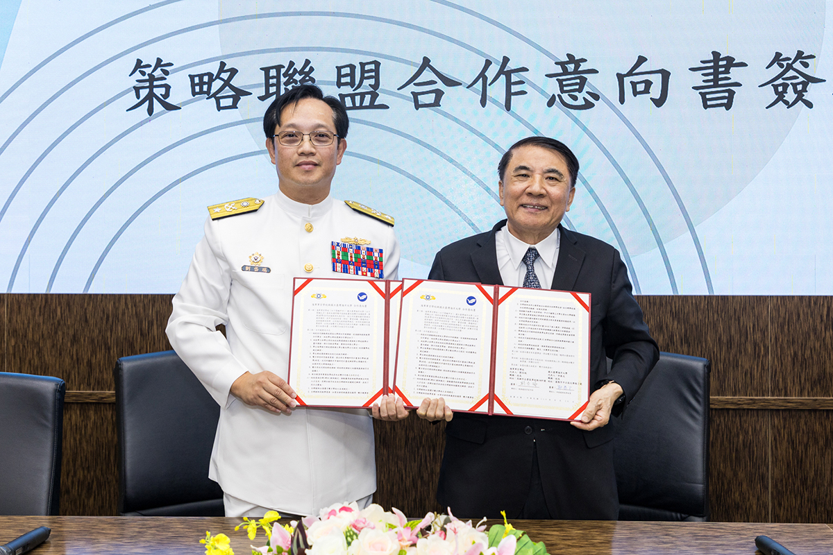 由海軍軍官學校校長劉岱瑞少將(左)與海洋大學校長許泰文特聘講座教授(右)代表簽署。