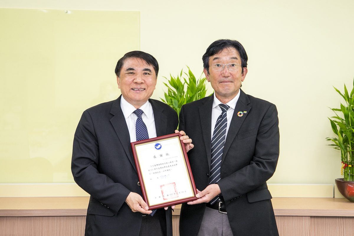 許泰文校長致贈NX臺灣川本勝社長感謝狀