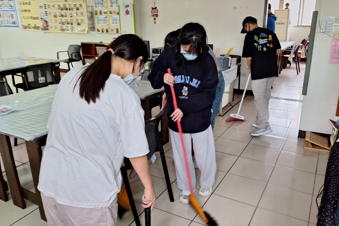 海大學生用心地為憨兒教室環境進行清潔打掃