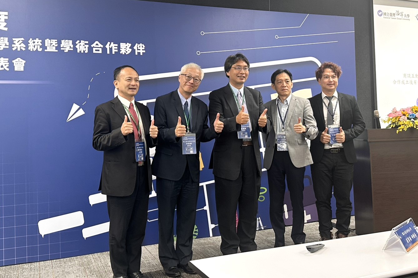 冉繁華副校長與北科大莊賀喬研發長及各校產學經驗分享者合影