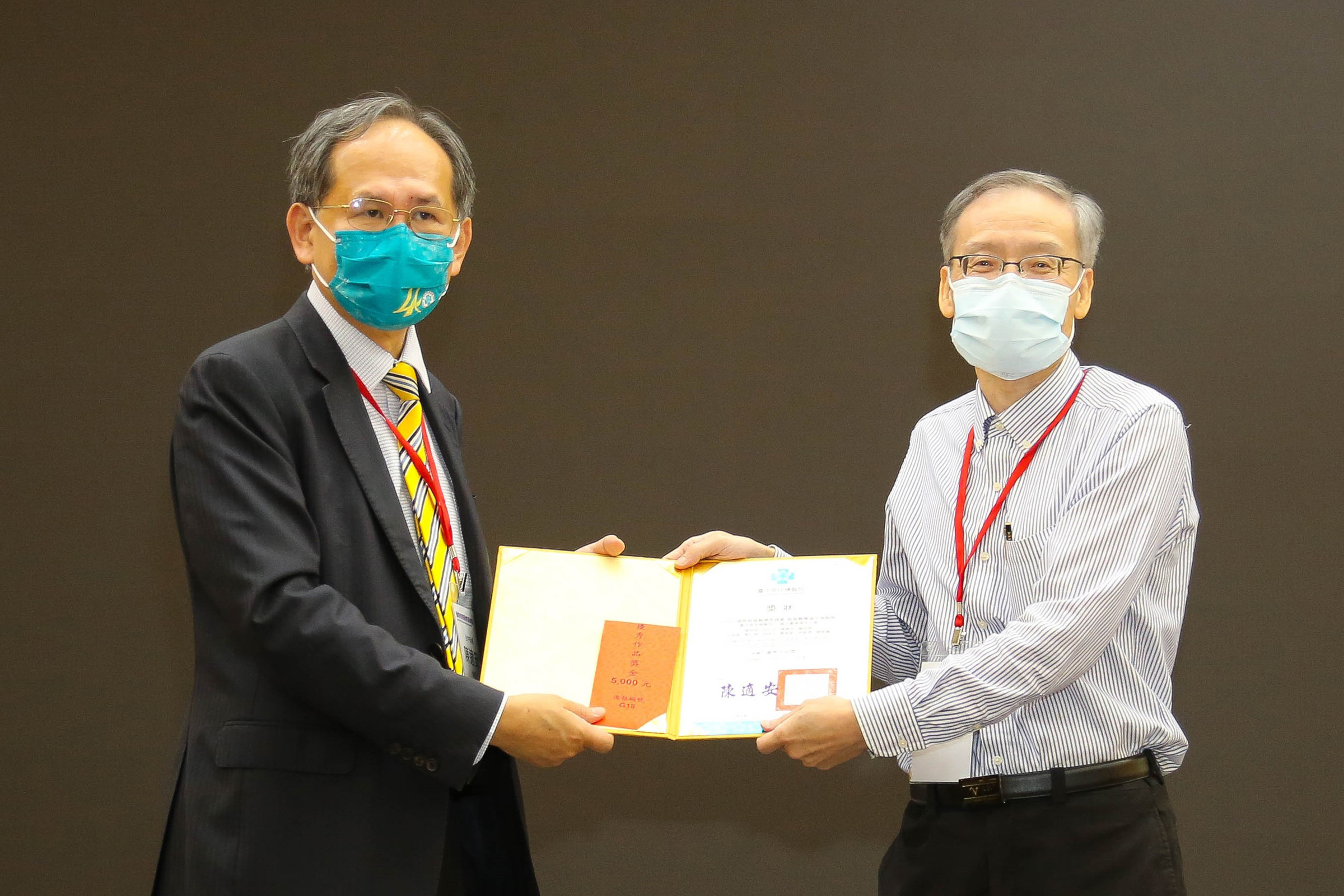 王榮華教授(右)獲陳適安院長(左)頒發國際智慧醫療高峰會「優秀作品獎」