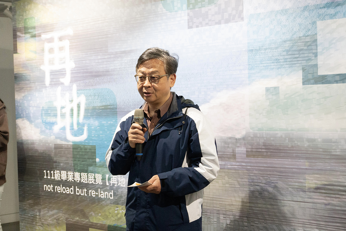 長期支持海大文創系的林泰源教務長特地前往展場勉勵與期許同學。