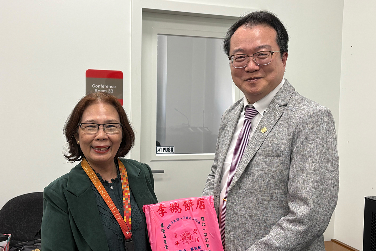 海大顧承宇副校長與瑪布亞大學副校長Dr. Delia B. Senoro交換紀念品