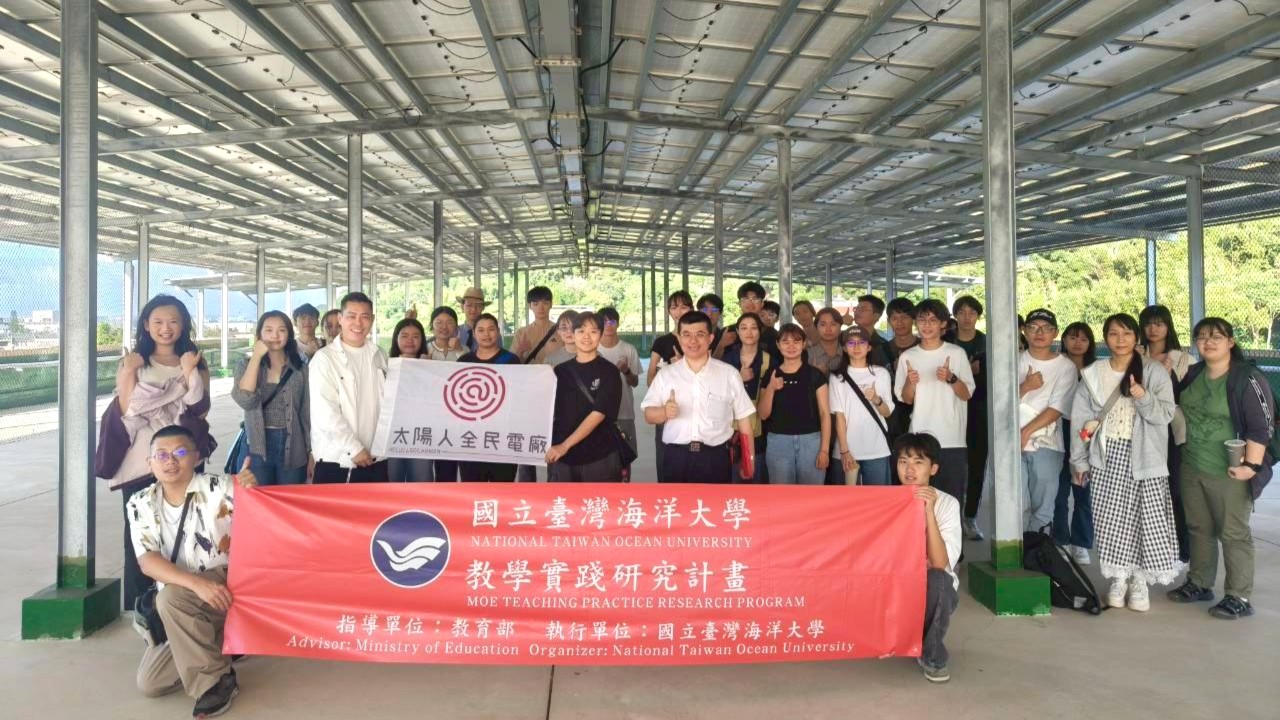 全體師生在大溪國中太陽能發電設施合影
