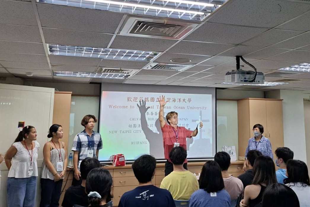 Calvary Bible Institute Japan 的志工運用戲劇及音樂行銷推動。