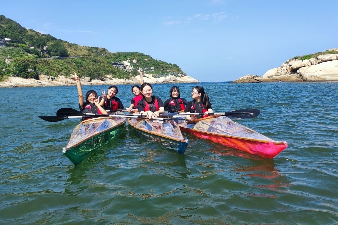 三艘蒙皮舟順利下水，學生們在龜島內海練習划行.jpg