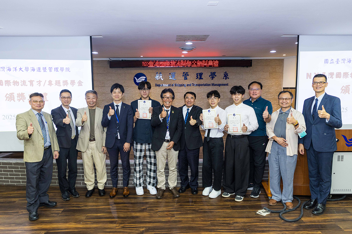獲得NX臺灣國際物流「We Find the way 育才助學金」的同學與師長貴賓們合影
