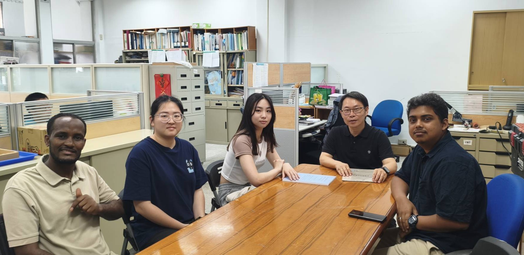 環漁系李明安副校長與林孟蓁同學及研究團隊合影。