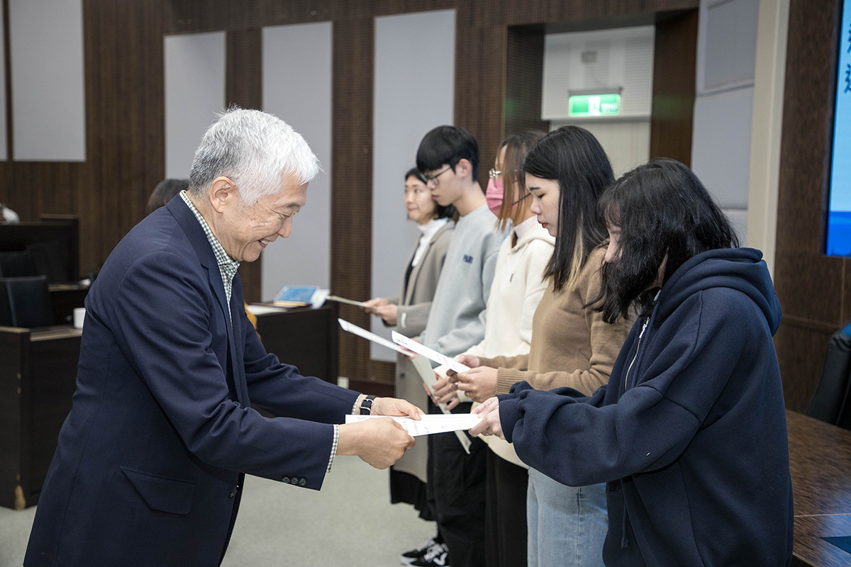 何其偉先生頒發獎學金與海大學子