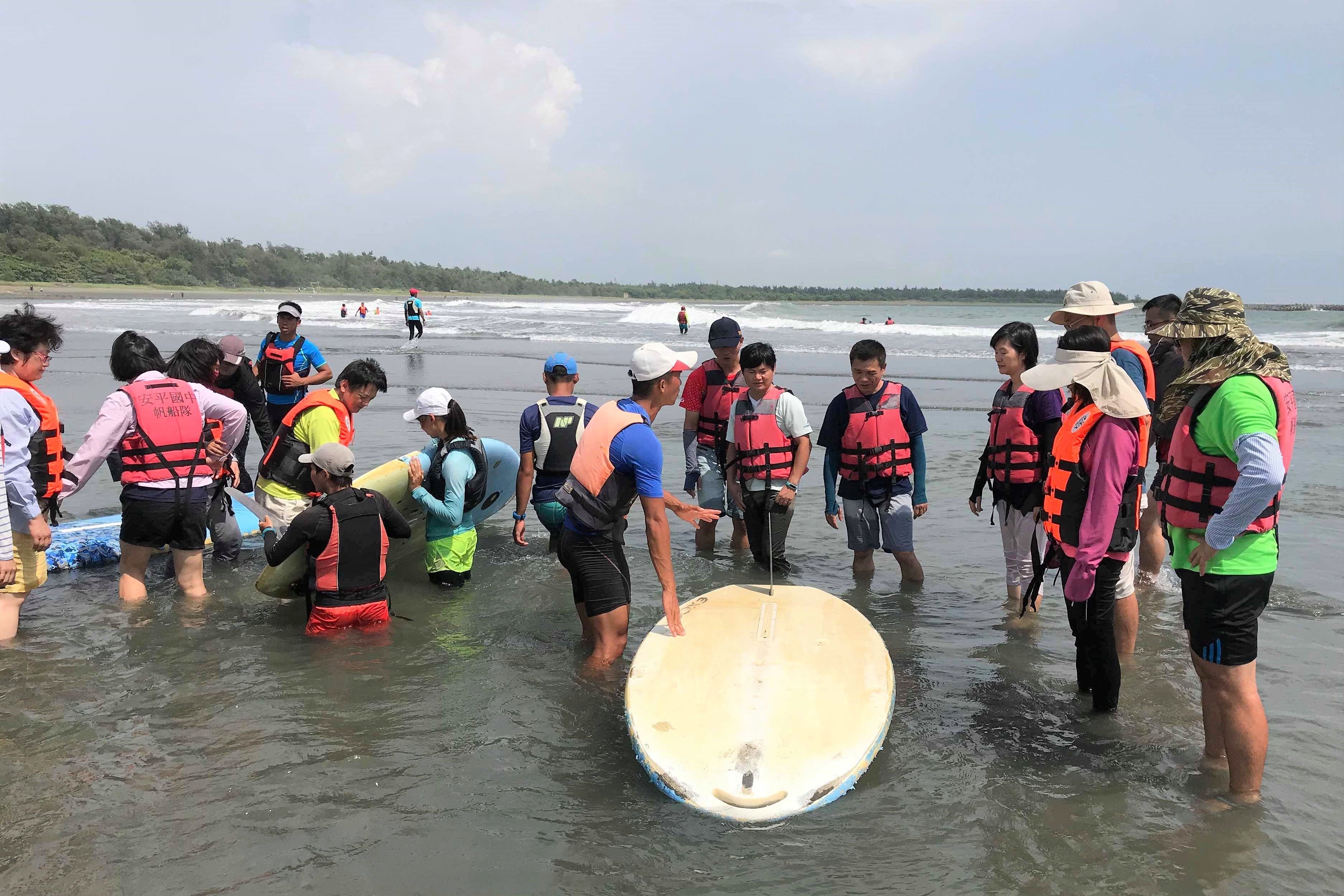臺南市海洋教育者培訓課程體驗漁光島月牙灣風浪板