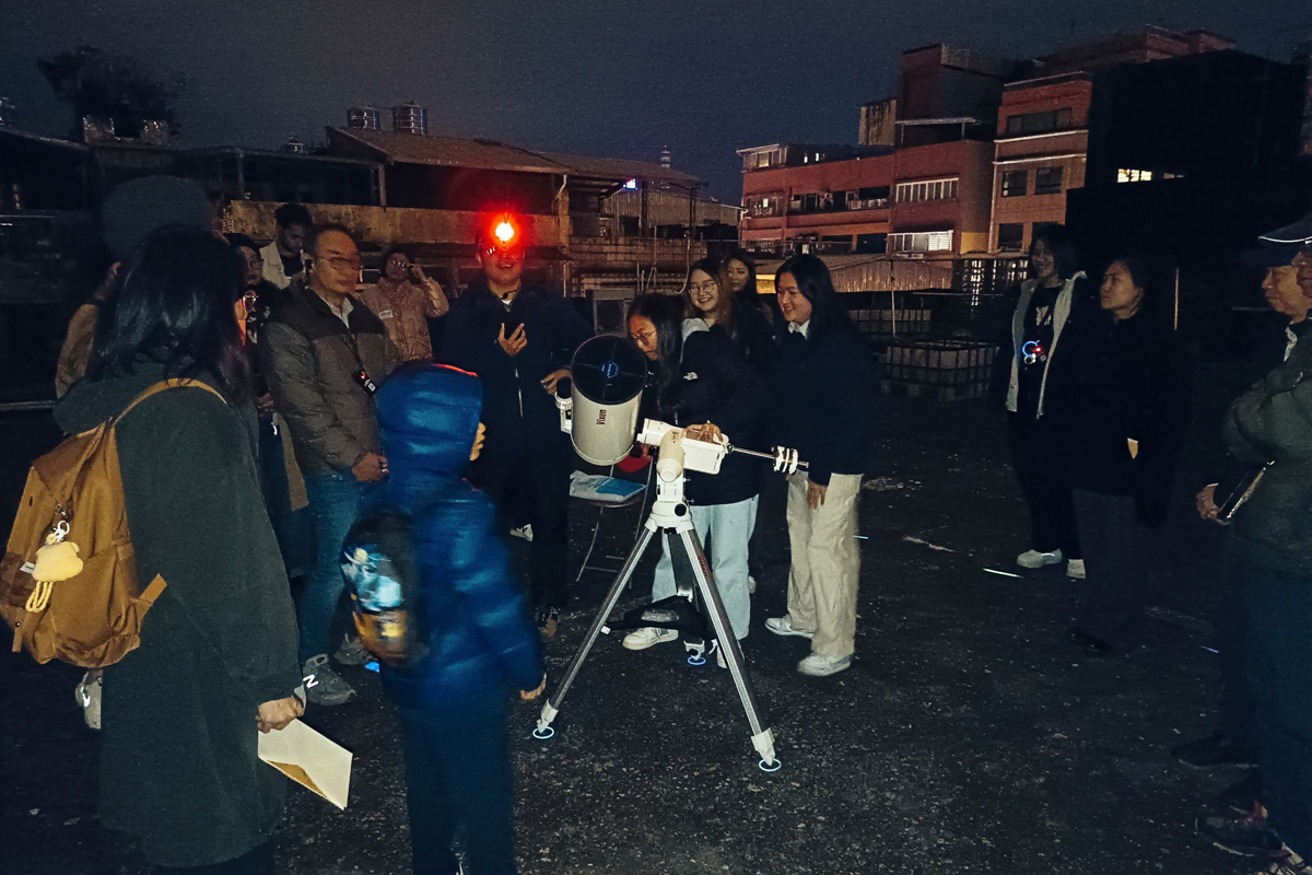 參與者至善大樓頂樓進行星空觀測。