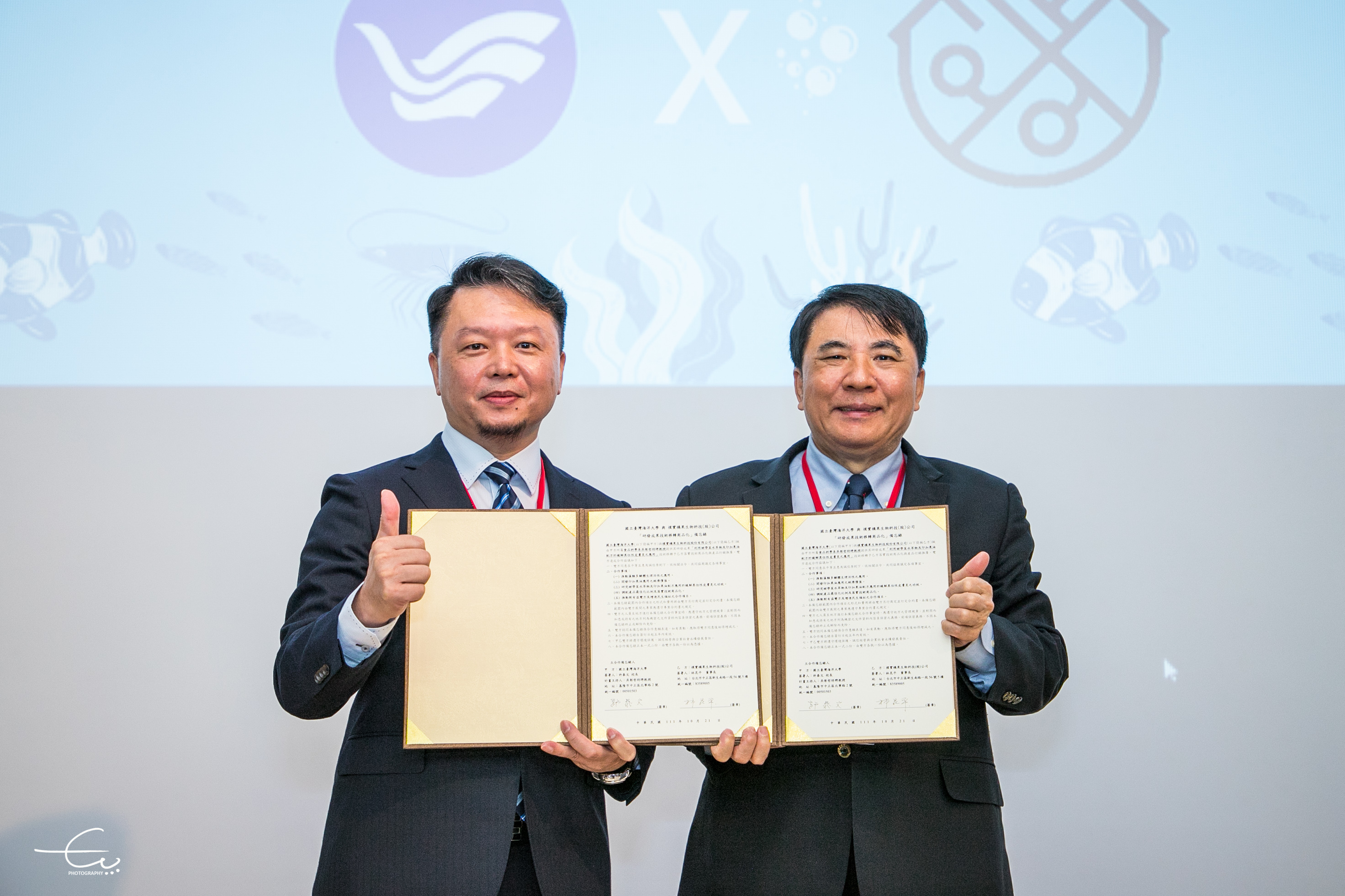 由許泰文校長(右)與林昆平董事長(左)代表簽署技轉商品化合作備忘錄