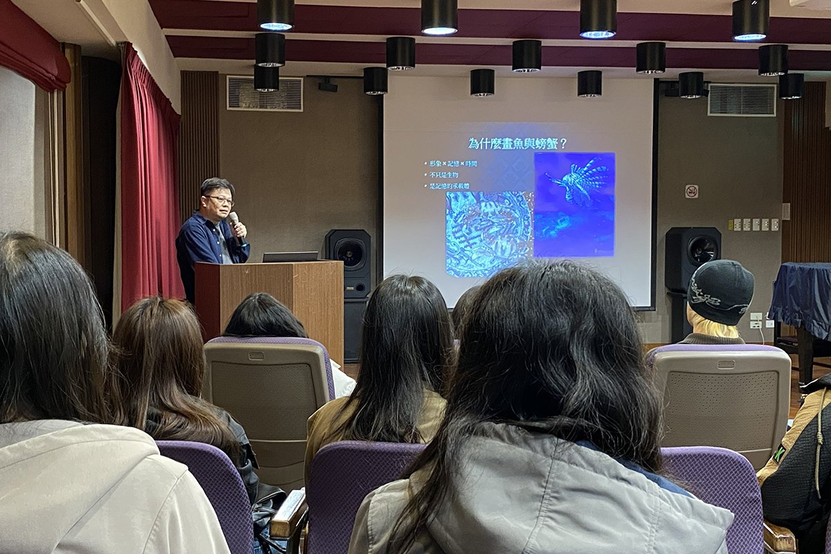 藝術家羅尊分享其創作理念源於成長過程與臨海環境的親密接觸。