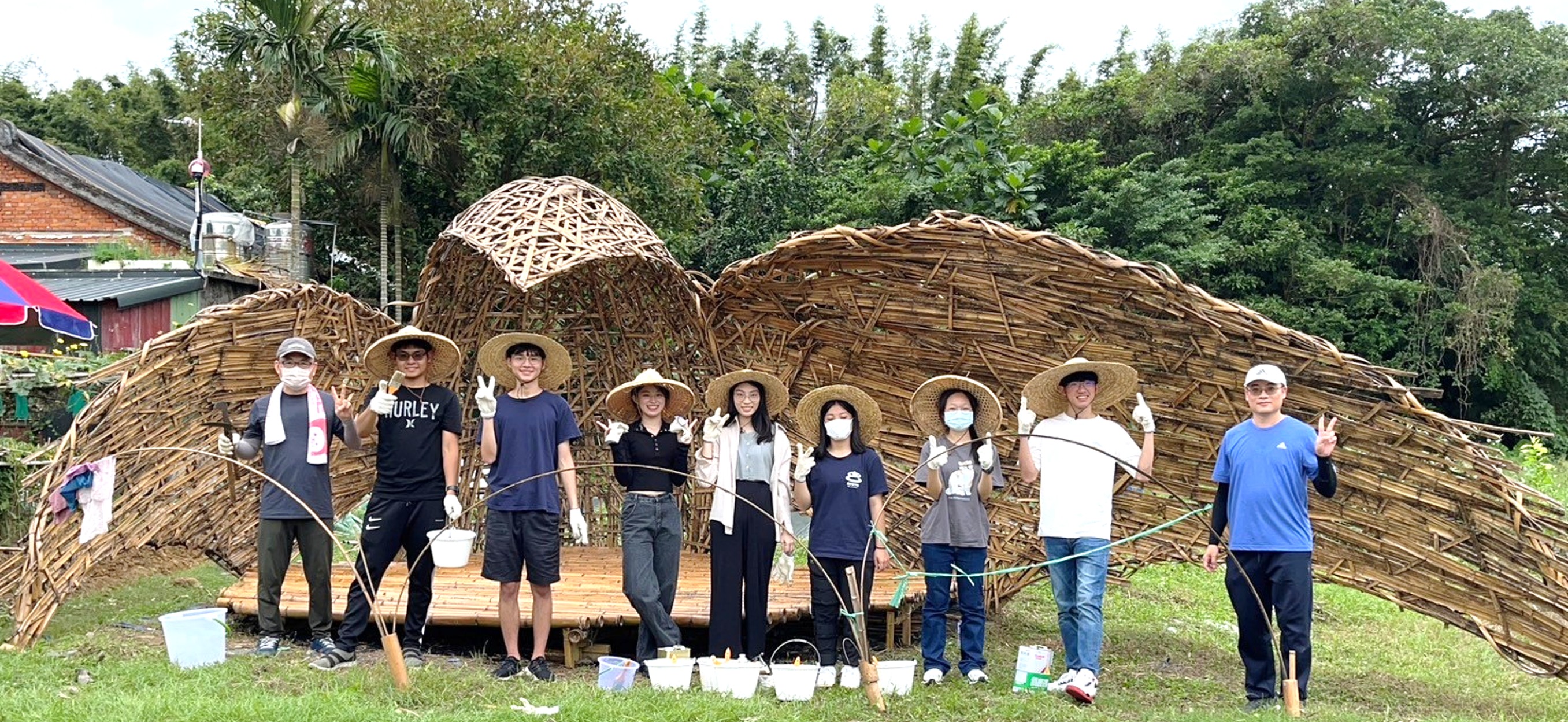 海大師生與藝術家共同製作竹編裝置藝術