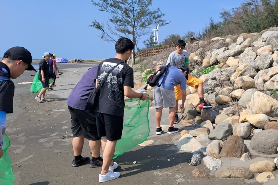 海大、北港農工師生及四湖鄉公所員工於三條崙海水浴場淨灘