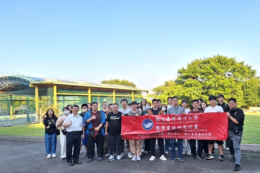 海大師生在尖山國中風雨球場太陽能發電設施前合影