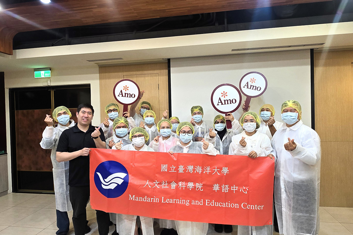 海大華語中心國際學生於參觀阿默蛋糕工廠前，依食品安全規範完成消毒並換上防護服。