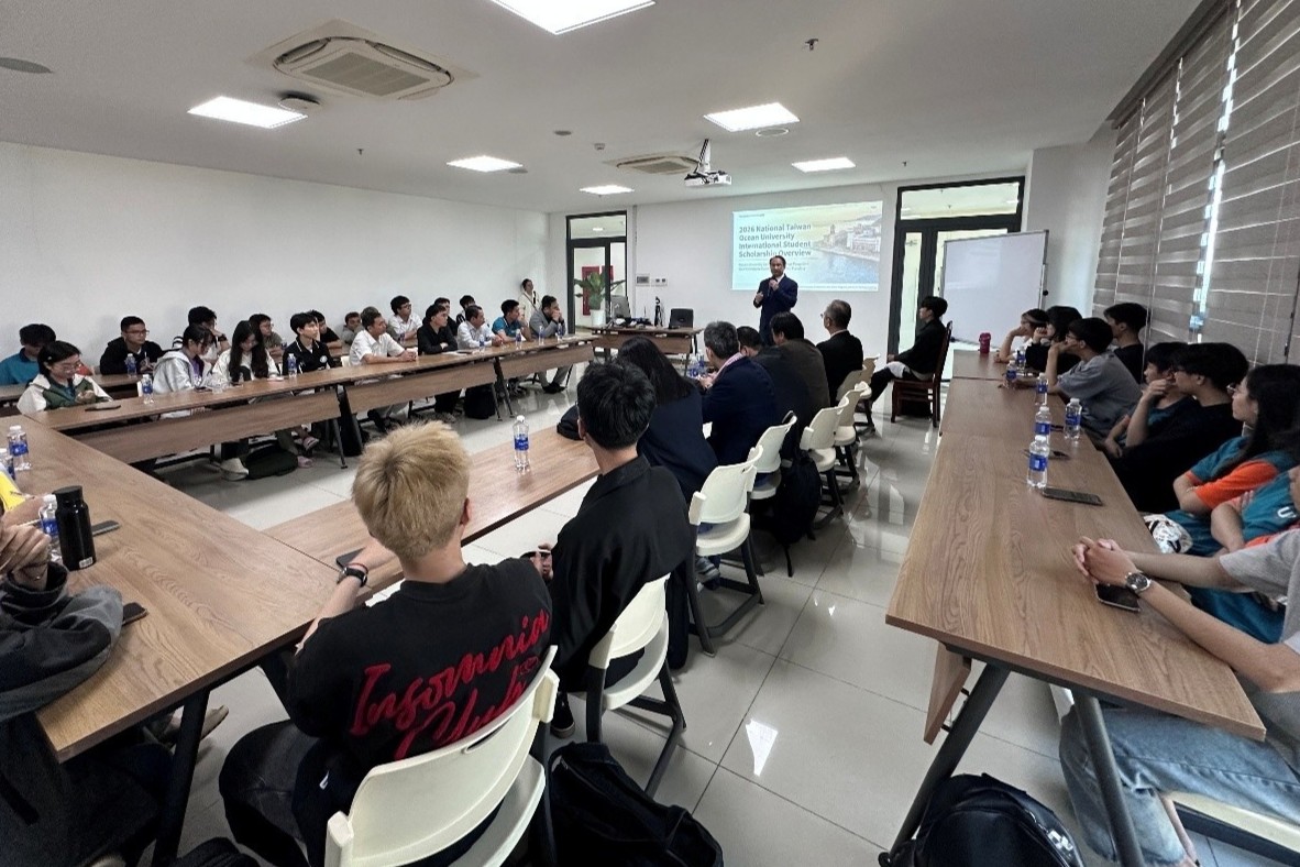 范佳銘國際長向胡志明市經濟大學師生介紹學校整體發展特色與獎學金制度等。