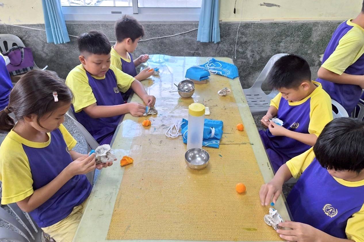 學生發揮想像力將剩餘的牡蠣殼創意再造