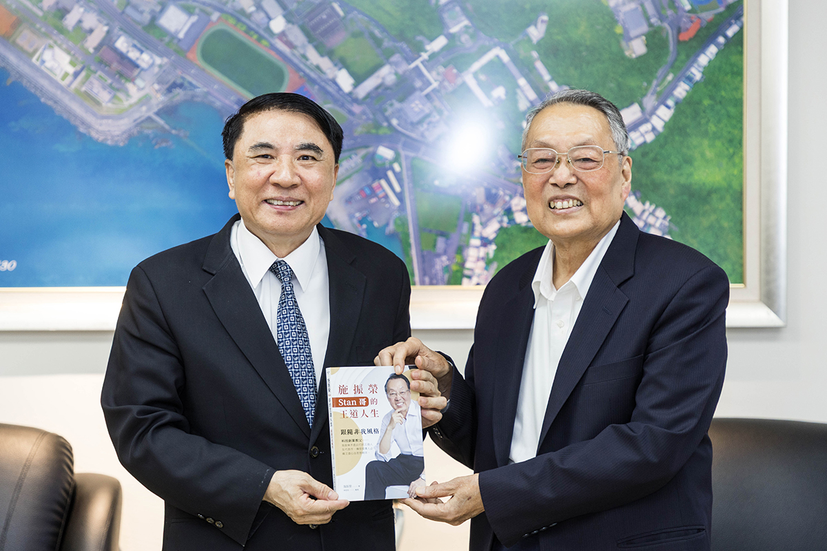 施振榮董事長致贈《施振榮Stan哥的王道人生》一書予海大許泰文校長