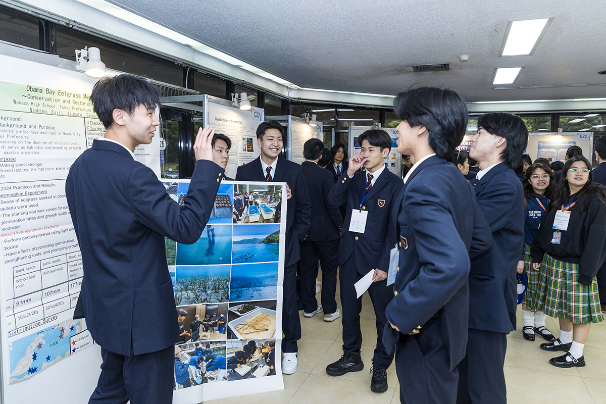 日本若狹高校的學生們開心地介紹自己的研究內容