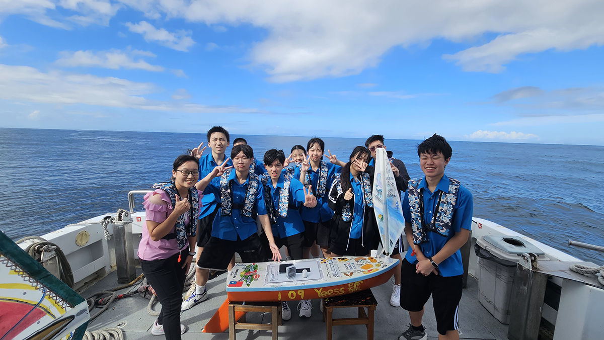 基隆高中與YES號合影。