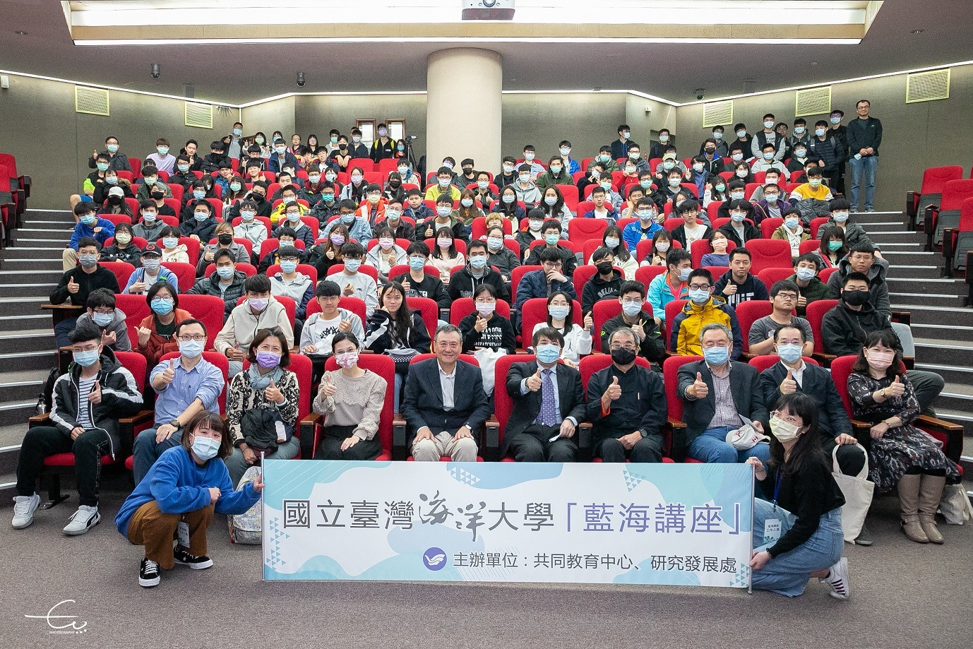 海大「藍海講座」，李崗導演吸引逾三百位師生聆聽演講