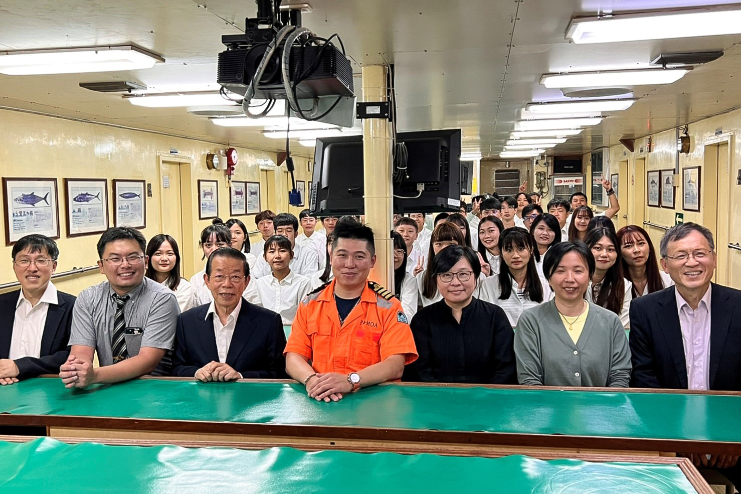 駐日代表謝長廷特登船勉勵海大環漁系海上實習的學生