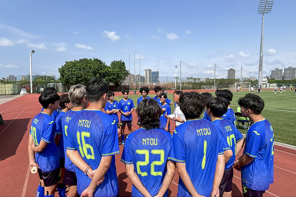 海大羅生麟教練(中白衣者)與足球校隊商討戰術。