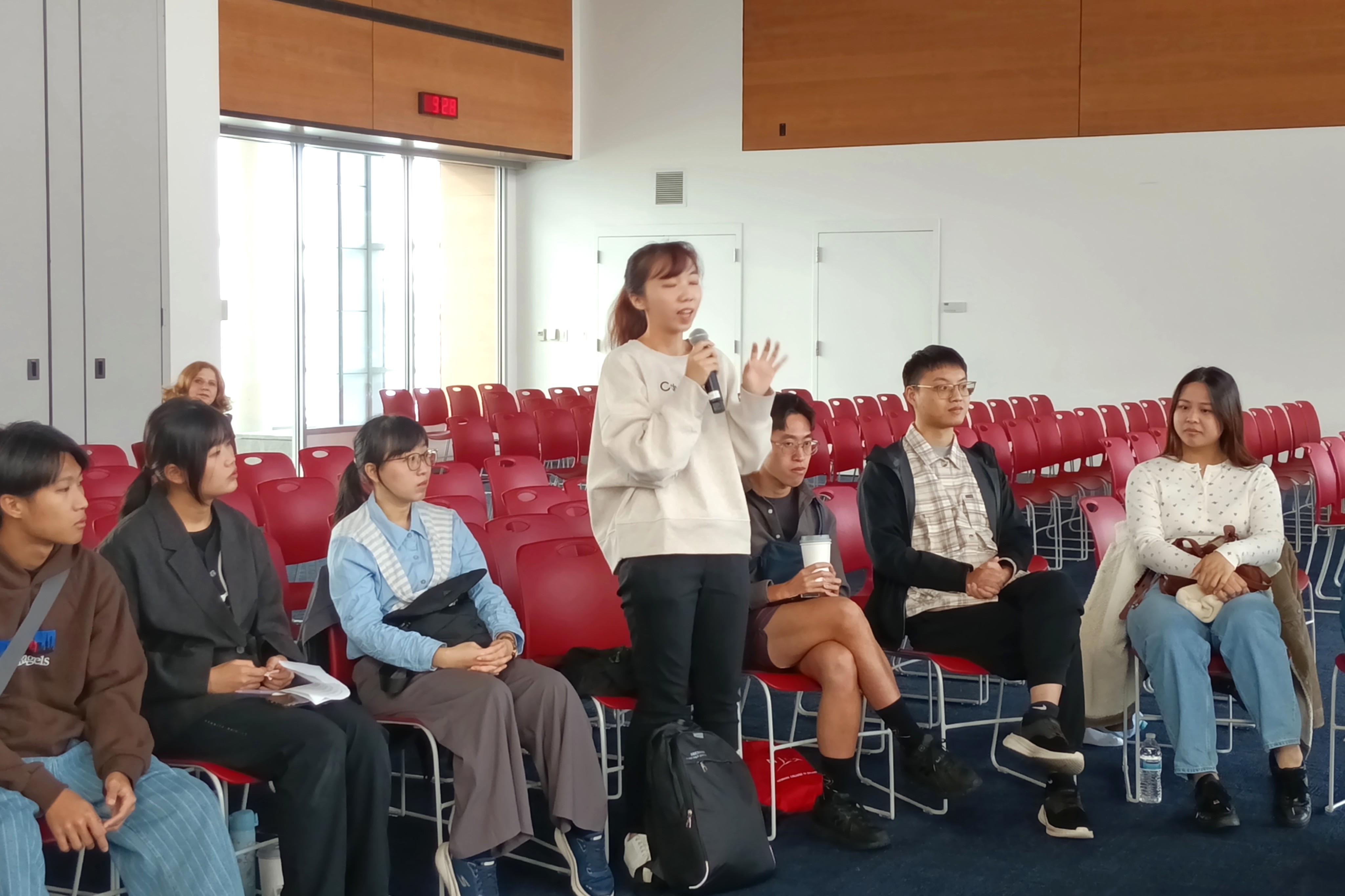 學員於紐約州立大學海事學院課程結束後，分享上課心得。