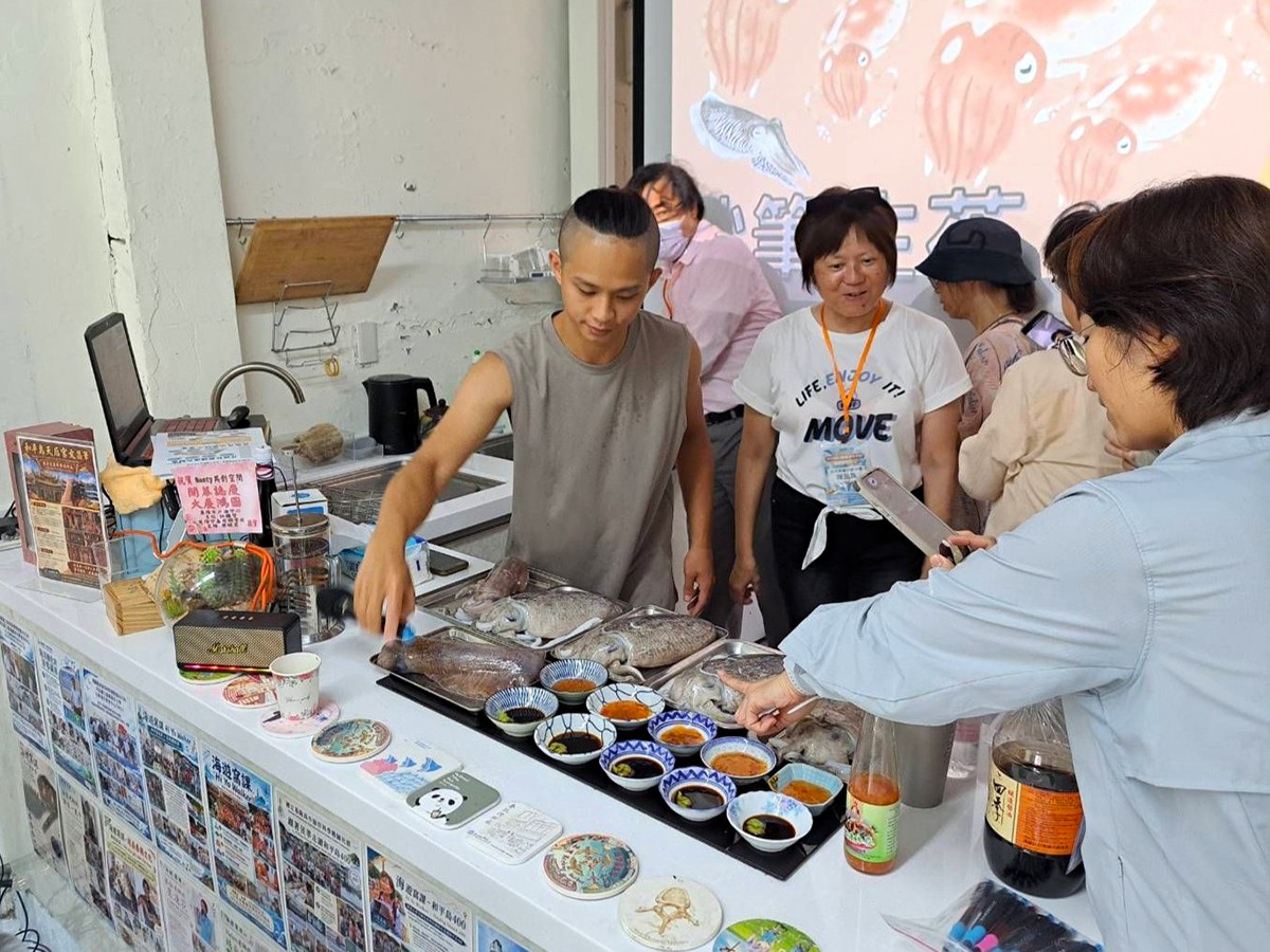 教師們深入和平島場域體驗海洋。