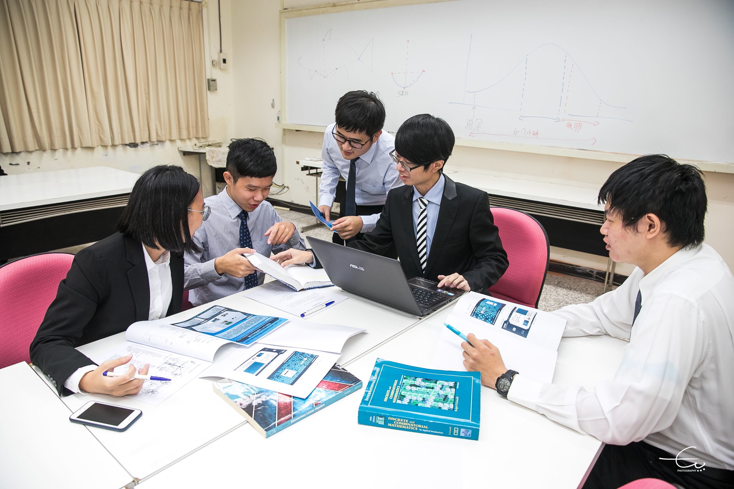學生團隊鄒承儫、黃崇淵、蘇柏瑜、吳家瑄與學弟一同討論實驗數據