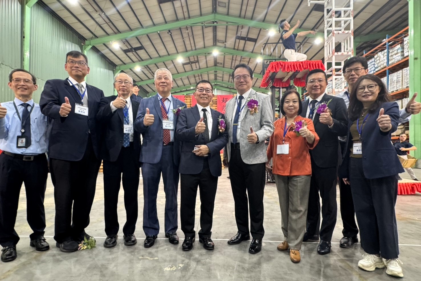 海大出席師長與蔡登俊董事長合影