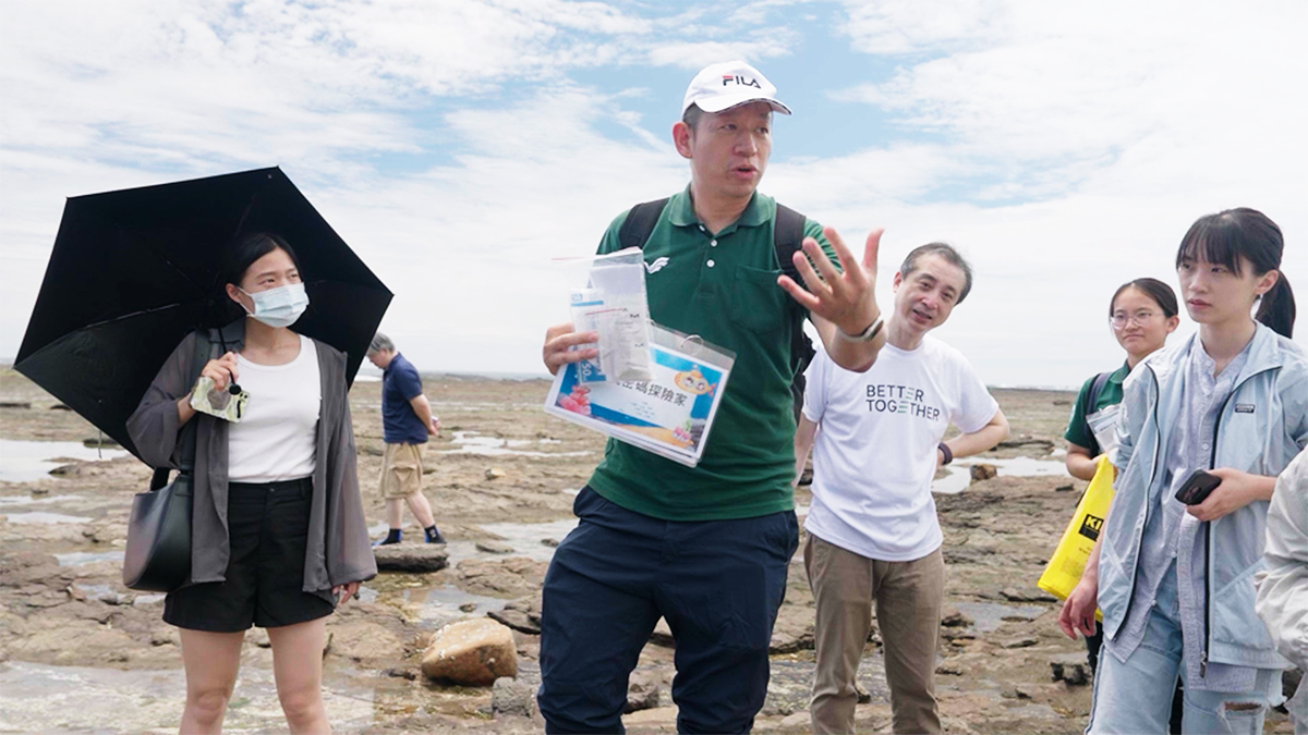 何攖寧副教授以檢測套組，引導民眾進行生態監測與復育。何攖寧副教授以檢測套組，引導民眾進行生態監測與復育。