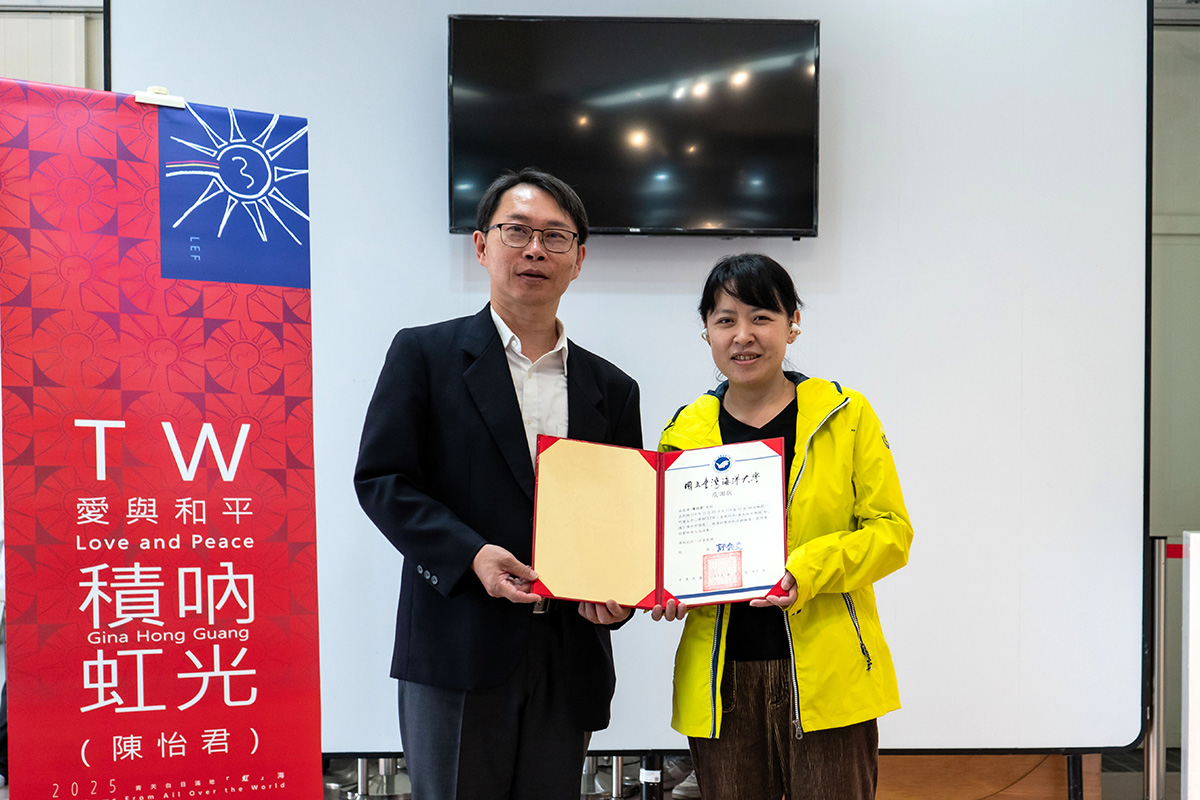 李明安副校長頒發感謝狀予藝術家陳怡君