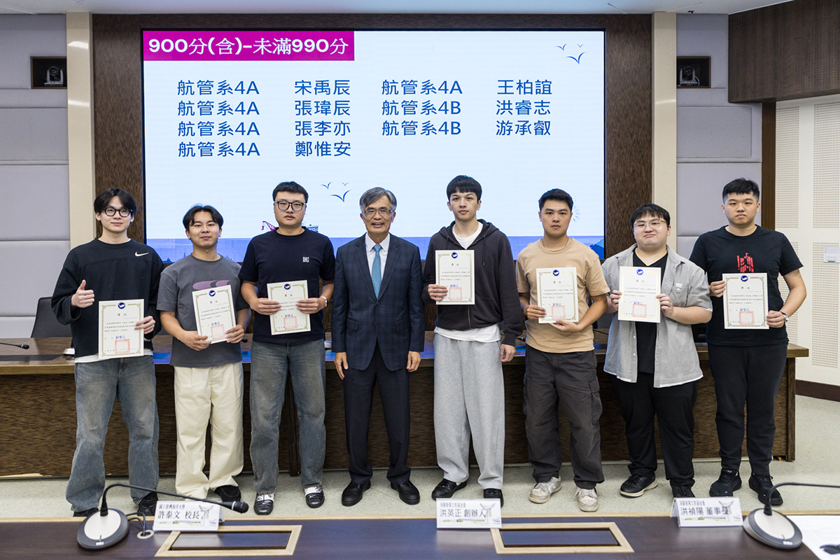 多益成績900分(含)以上，未滿990分。