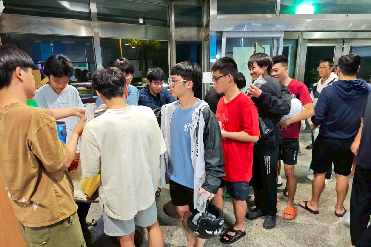 學生們井然有序的排隊取餐2