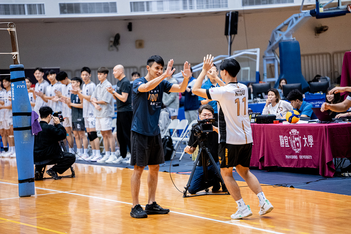 11號吳謙與張建邦教練擊掌。