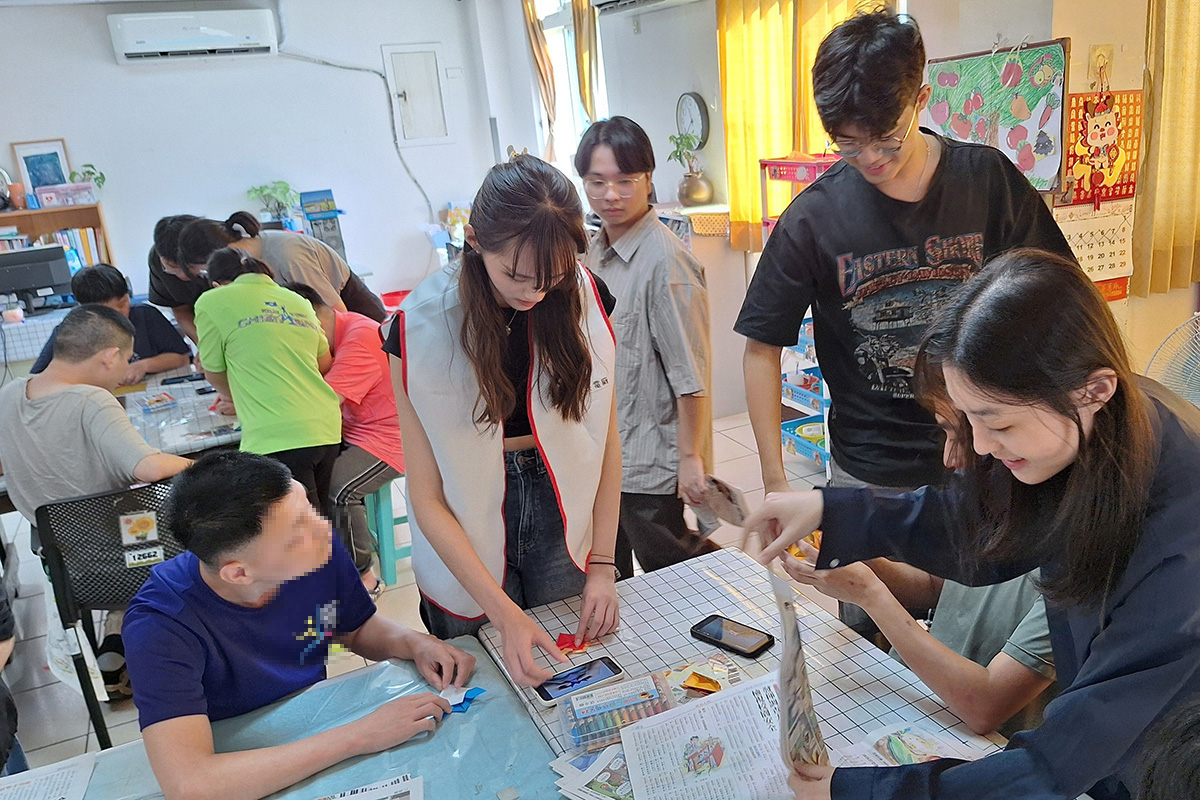 海大學生細心地陪伴憨兒進行摺紙創作