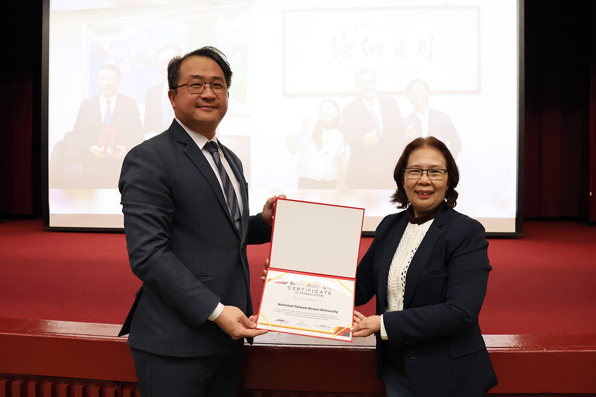 瑪布亞大學副校長Dr. Delia B. Senoro(右)頒發感謝狀予海大，由范佳銘國際長(左)代表接受