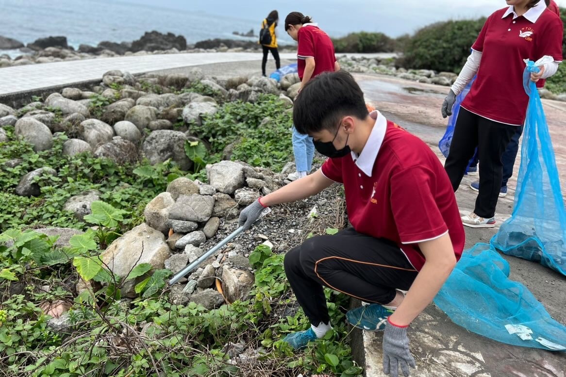 海大學生實際參與淨海淨灘實踐社會責任