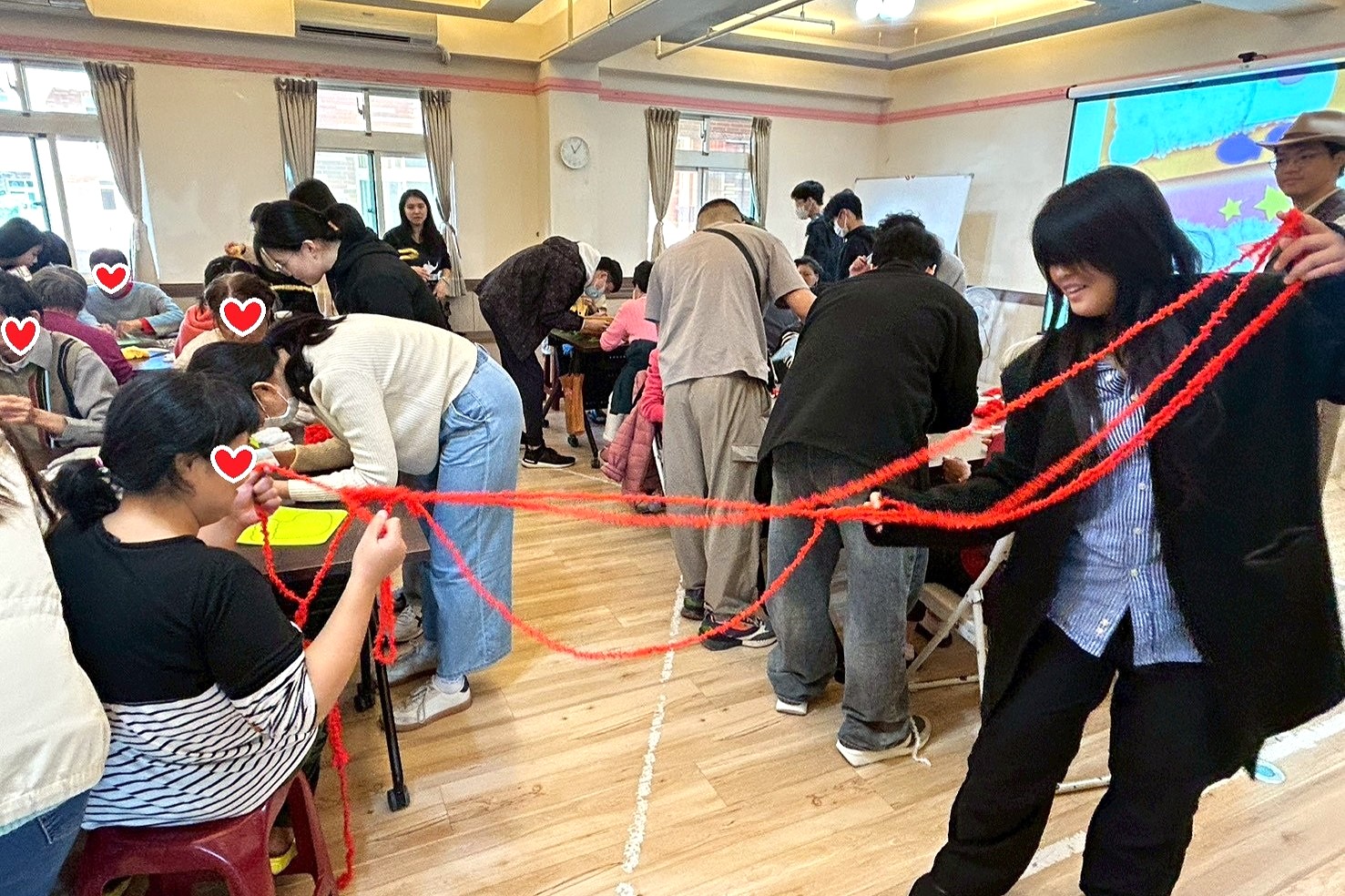 海大學生與憨兒共同編織聖誕節裝飾