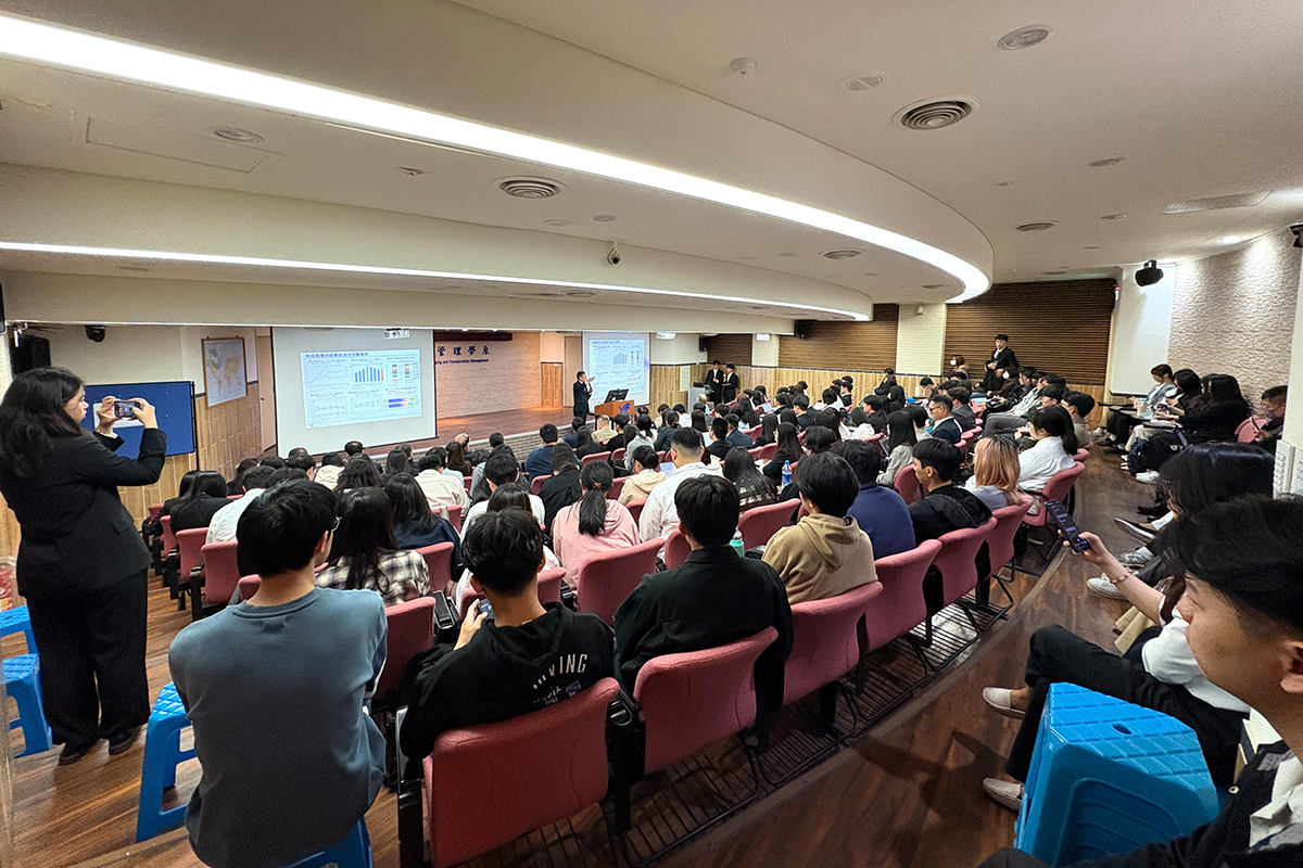 演講吸引大量師生參與，現場座無虛席。