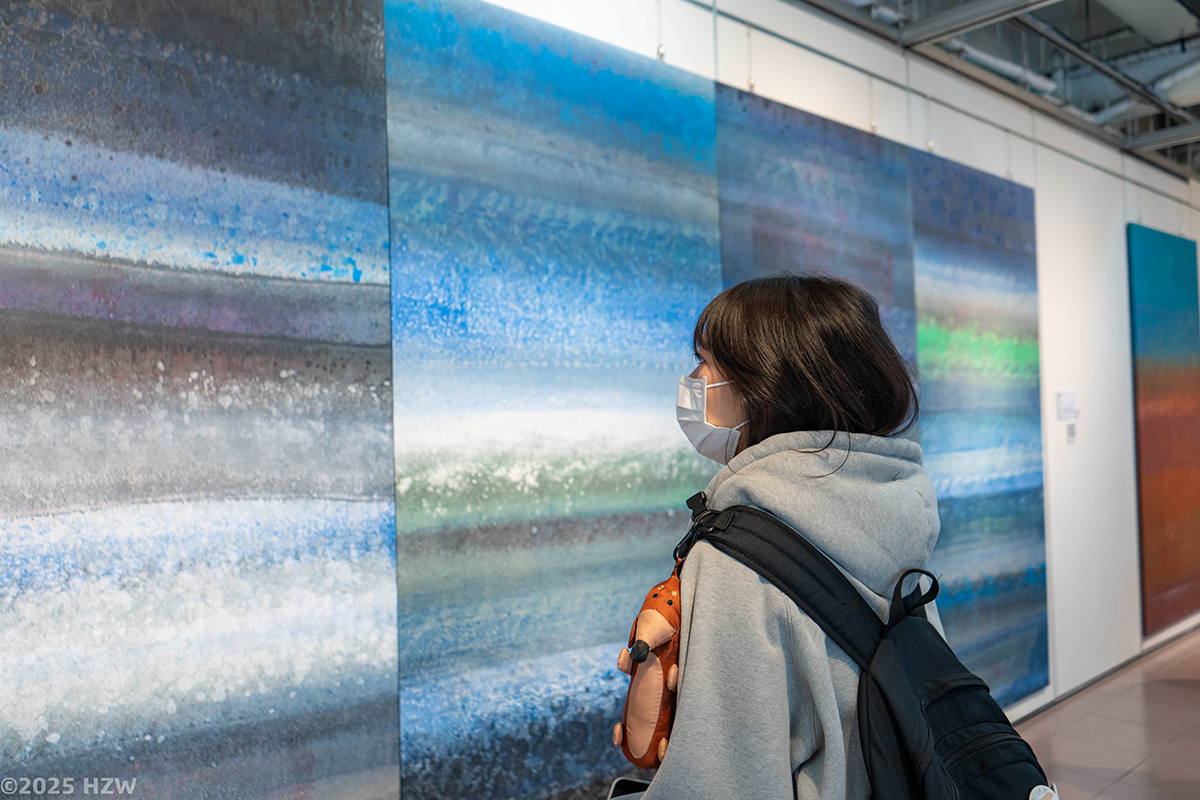 作品中光與色的流動如同海浪進行堆疊與碰撞