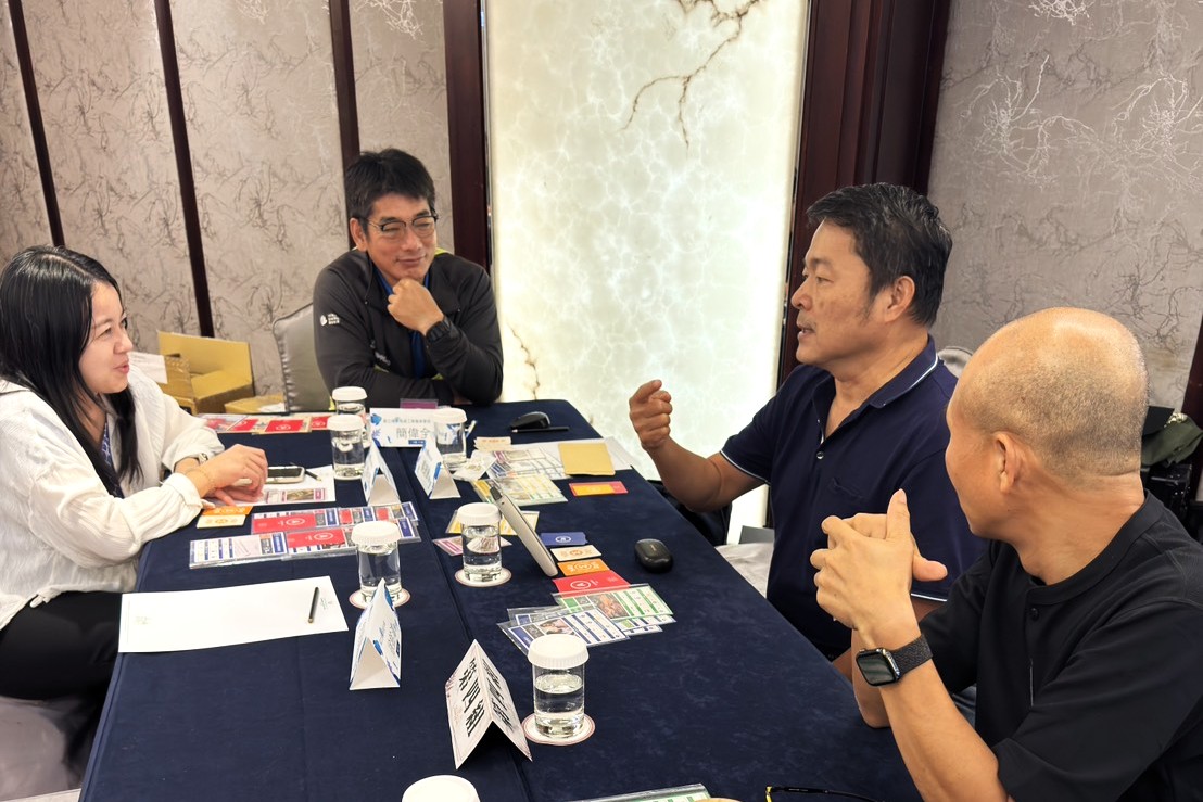 教師們體驗「2050 SDGs 桌遊」，並分享自己的感想與覺察。