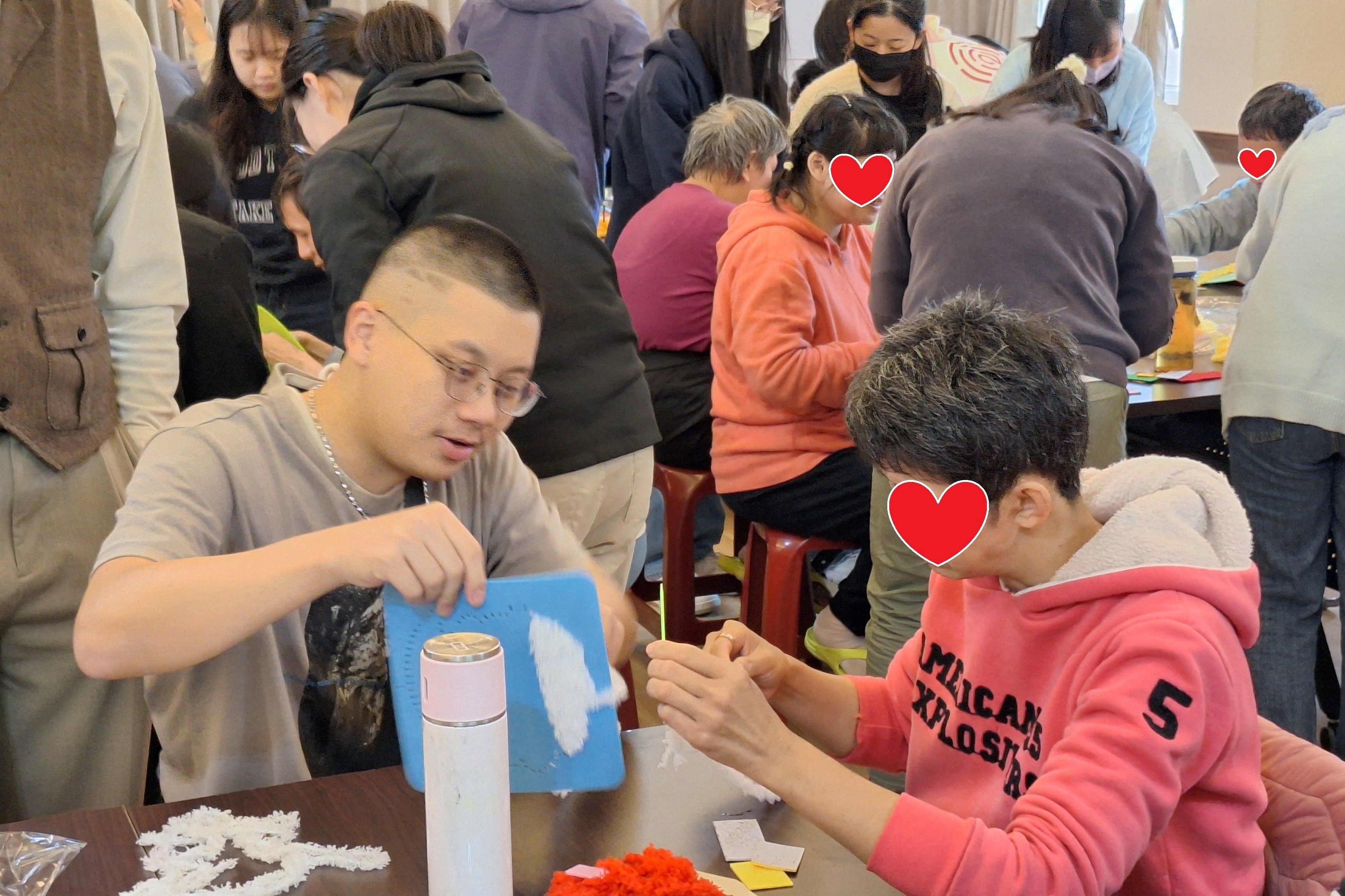 海大學生專心投入公益活動