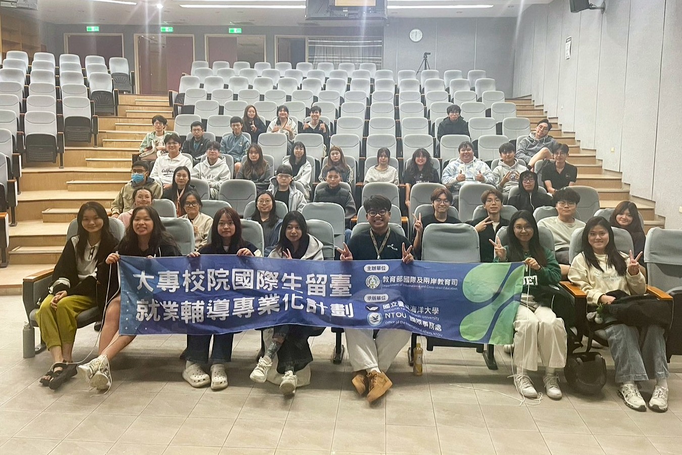 海大校友李岷諺先生與境外生分享在臺工作經驗。