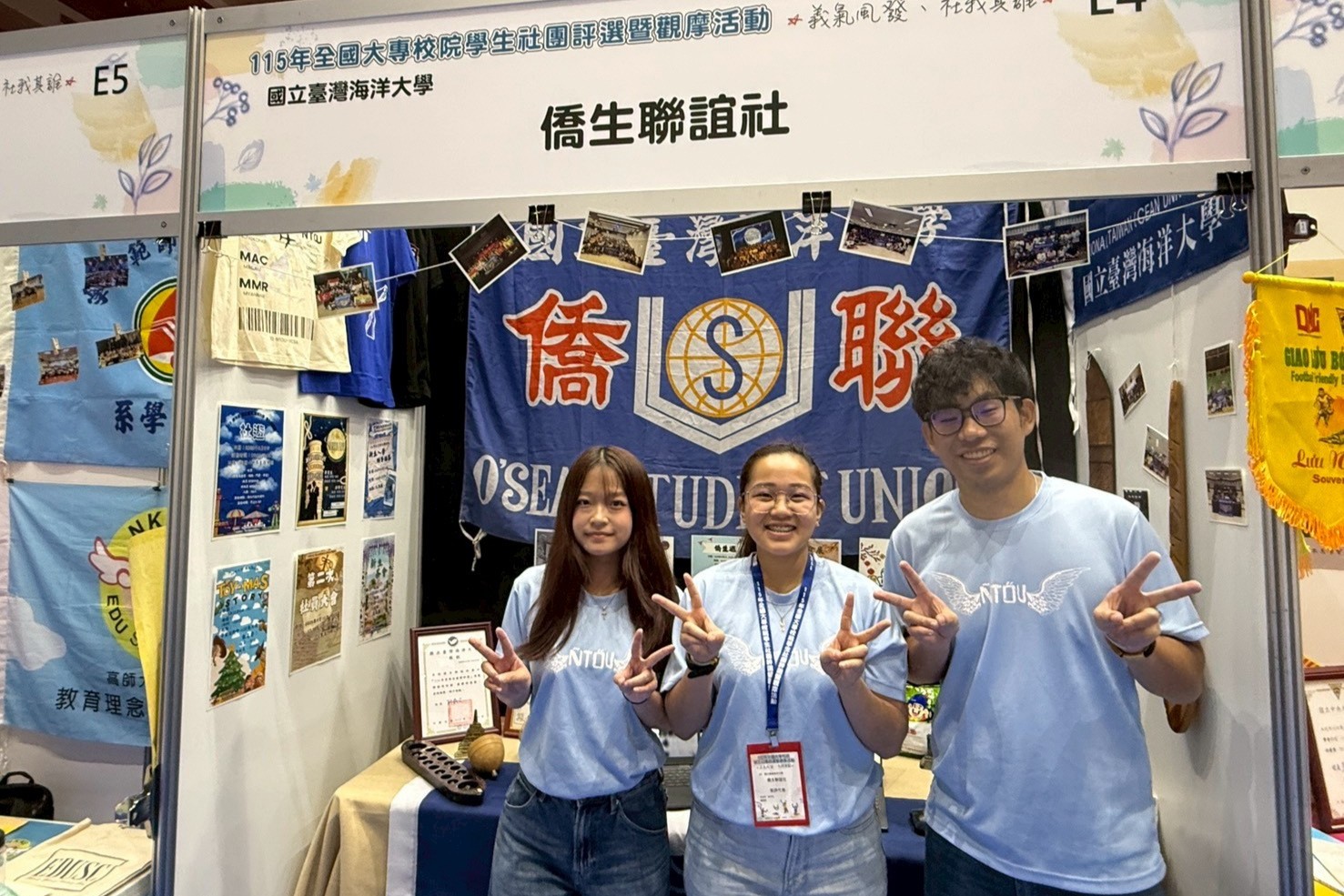 海大僑聯社成員於社團評選攤位前合影。